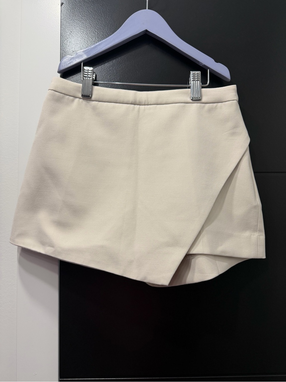 Aritzia Babaton (Kelly)Cream Asymmetrical Skort